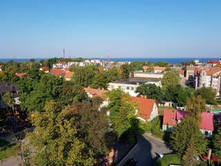 Obraz premium The blue sea can be seen behind the rooftops