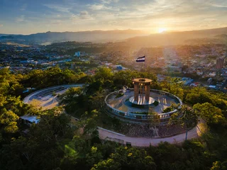 Foto auf Acrylglas Cerro Torre Sonnenuntergang mit Flagge von Honduras in Tegucigalpa