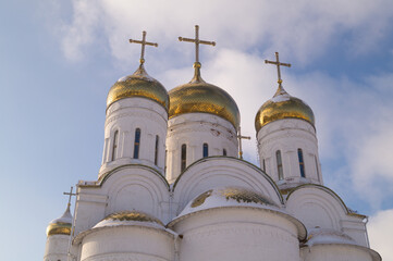 Fototapeta na wymiar The golden domes of the White Orthodox Church. 