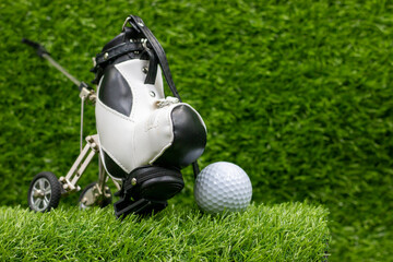 Obraz premium Golf ball is on green grass background