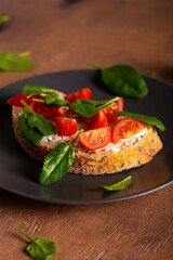 Sandwich on whole grain bread with tomato, cottage cheese and spinach