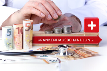 Krankenhausbehandlung. Arzt stapelt Geld Münzen auf einen Geldstapel. Text mit Begriff auf Pfeil Symbol (rot). Geldscheine & Stethoskop