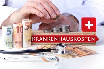 Krankenhauskosten. Arzt stapelt Geld Münzen auf einen Geldstapel. Text mit Begriff auf Pfeil Symbol (rot). Geldscheine & Stethoskop