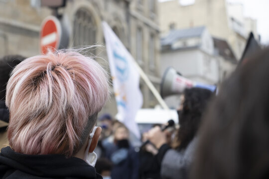 Une &eacute;tudiante regarde la prise de parole de M&eacute;lanie Luce (Pr&eacute;sidente de l'UNEF) devant le minist&egrave;re de l'Enseignement sup&eacute;rieur lors de la manifestation &eacute;tudiante du 20 f&eacute;vrier 2020.
