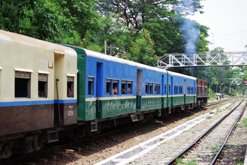 Fototapeta na wymiar ヤンゴン環状線の列車
