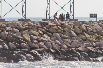 Personas caminando cerca de la costa