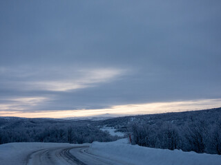 Strasse E45 im Winter zwischen Alta und Kautokeino, Norwegen