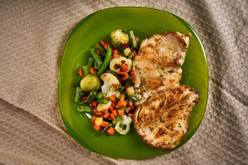 Grilled chicken breast with veggies