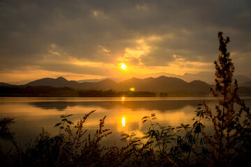 Naklejka premium sunset on the lake 