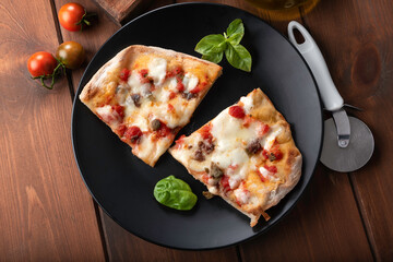 Fette di pinsa romana, variante della pizza italiana 