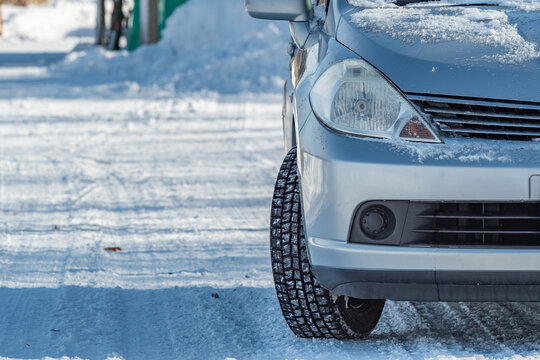 積雪路を走る車 スタッドレスタイヤのイメージ / 北海道札幌市
