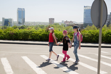 Obraz premium Schoolchildren crossing the road on their way to school