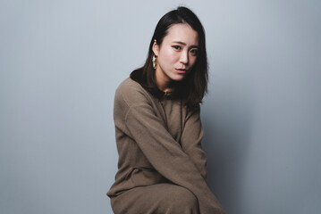 Fototapeta premium クールな女性のスタジオポートレート