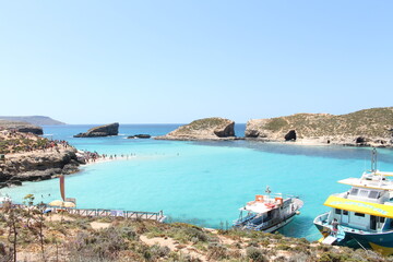 Fototapeta na wymiar Plage et eau turquoise sur l'île de Gozo, Malte