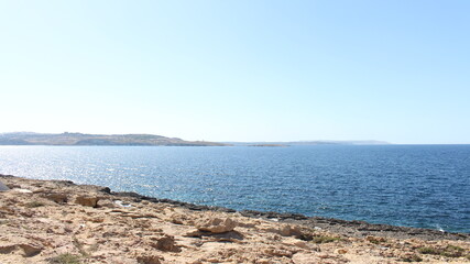 Plage abandonnée sur la côte maltaise