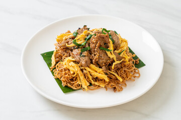 stir-fried instant noodle with pork and egg