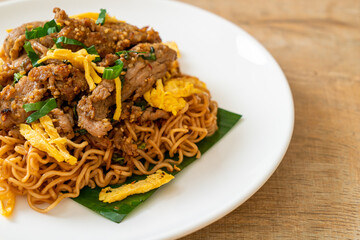 stir-fried instant noodle with pork and egg