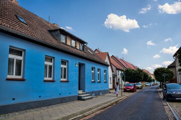 fehrbellin, deutschland - straße in der leeren altstadt während der coronakrise