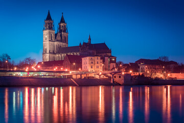 Magedeburger Dom und Elbe in Magdeburg am Abend