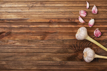 Fototapeta na wymiar two heads of garlic and its cloves lie on the right side of the kitchen table