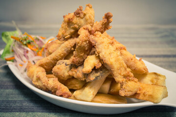 Poción de Chicharrón de Pescado con salsa de cebolla