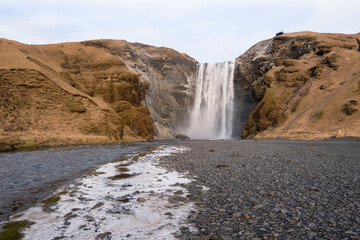 Keine Besucher am sonst bei Touristen sehr beliebten Skógafoss im Süden Islands. Wegen der Corona-Pandemie kommen kaum Reisende ins Land. Die Tourismusindustrie war die Haupteinnahmequelle von Island.