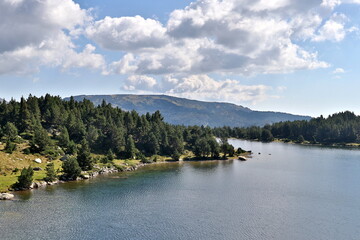 Lac des Bouillouses et massif du Carlit dans les Pyrénées-Orientales