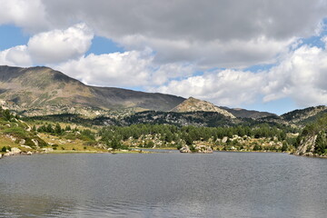 Lac des Bouillouses et massif du Carlit dans les Pyrénées-Orientales