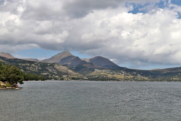 Lac des Bouillouses et massif du Carlit dans les Pyrénées-Orientales