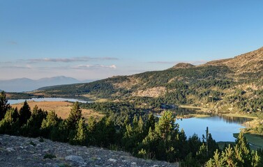 Lac des Bouillouses et massif du Carlit dans les Pyrénées-Orientales
