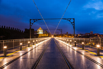 ポルトガル　夜のポルトのドン・ルイス1世橋 © pespiero