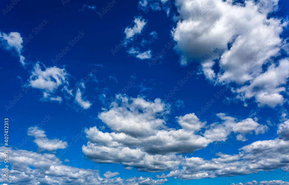 Wall mural nuages sur fond de ciel bleu