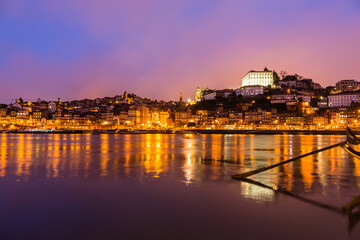 ポルトガル　ポルトのドゥエロ川とカイス・ダ・リベイラの夜景