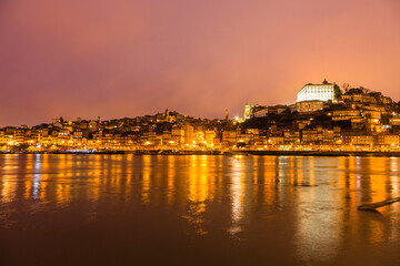 Fototapeta premium ポルトガル 夜のポルトの旧市街とドゥエロ川