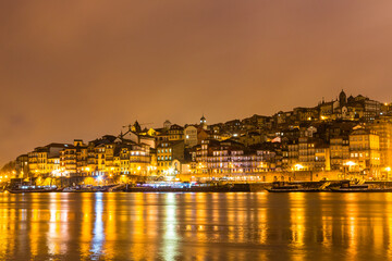 Fototapeta na wymiar ポルトガル　ポルトのドゥエロ川とカイス・ダ・リベイラの夜景