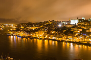 Fototapeta na wymiar ポルトガル　ポルトのドン・ルイス1世橋から見えるカイス・ダ・リベイラの夜景