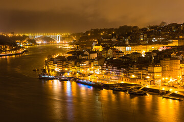 ポルトガル　ポルトのドン・ルイス1世橋から見える旧市街の夜景 © pespiero