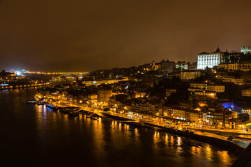 ポルトガル　ポルトのドン・ルイス1世橋から見える旧市街の夜景