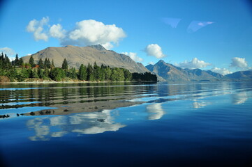 in einem See gespiegeltes Bergpanorama, aufgenommen aus einem Boot