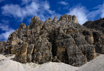 Drei Zinnen Südtirol Rückseite Tre Cime di Lavaredo Sextener Dolomiten Alpen Berge berühmt Panorama Kletterer Felswand Italien blauer Himmel Felsen Wand Höhe