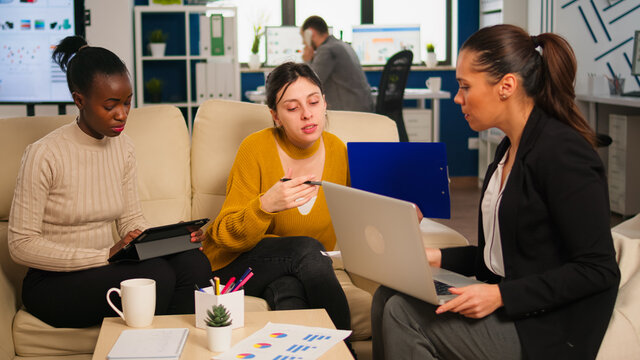 Group of diverse startup company colleague entrepreneur meeting in professional workplace, brifing and sharing ideeas over financial strategy management. Happy multiracial business people enjoying