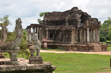 Fototapeta premium DIVINITÉS ET PETIT TEMPLE ANGKOR WAT