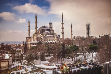 Fototapeta na wymiar The Blue mosque in winter day cover with snow