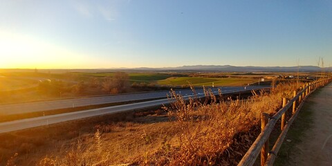 Mirador de Cobeña, madrid, con precioso paisaje con el sol y los montes