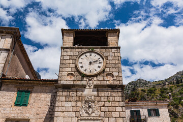 Fototapeta na wymiar モンテネグロ　コトルの旧市街の時計塔