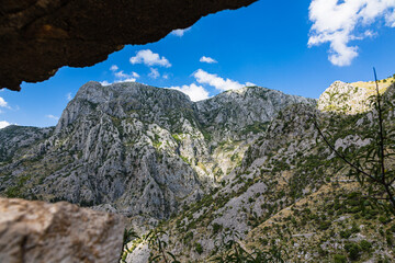 Fototapeta na wymiar モンテネグロ　コトルの城壁の後ろに広がる岩山