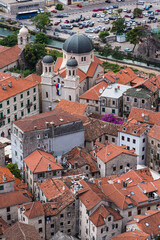 Obraz premium モンテネグロ コトルの城壁から見える聖ニコラ教会