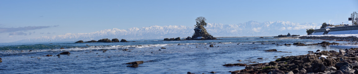 雨晴海岸と立山連峰