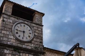 モンテネグロ　コトルの旧市街の時計塔
