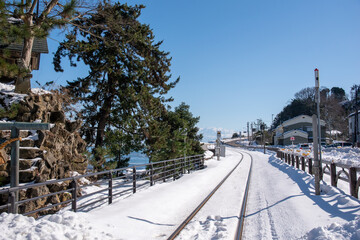立山連峰と雨晴駅